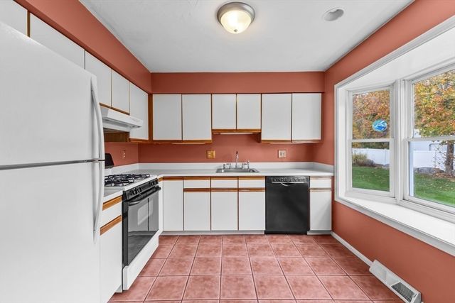 96 Danforth St 49, Taunton, MA 02780