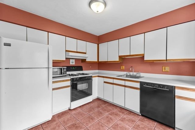 96 Danforth St 49, Taunton, MA 02780