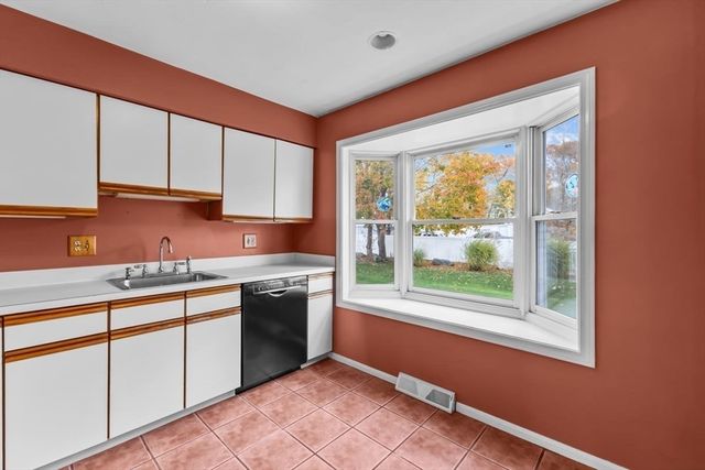 96 Danforth St 49, Taunton, MA 02780