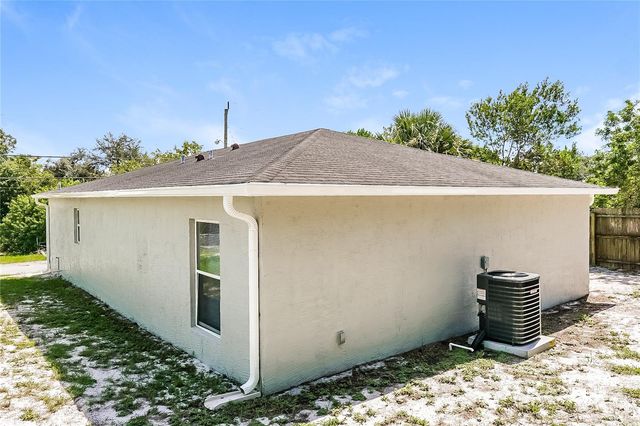 824 PINEWOOD STREET, Daytona Beach, FL 32117