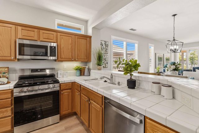 7072 Hayride Ln, Roseville, CA 95747