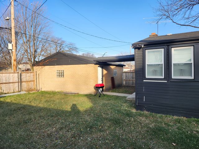8800 S Bennett Avenue, Chicago, IL 60617