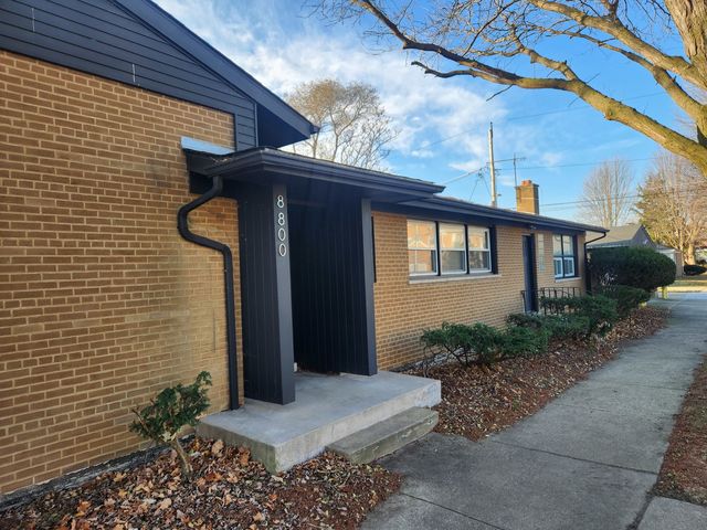 8800 S Bennett Avenue, Chicago, IL 60617