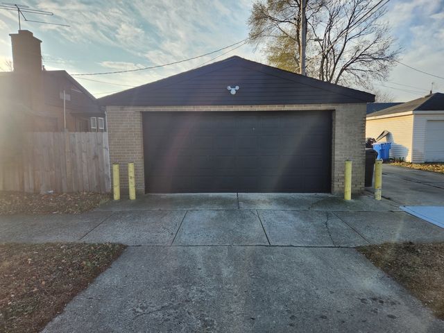 8800 S Bennett Avenue, Chicago, IL 60617