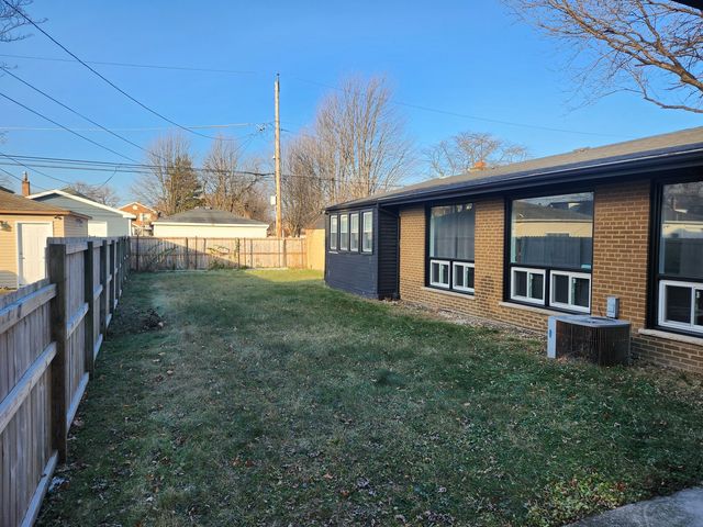 8800 S Bennett Avenue, Chicago, IL 60617