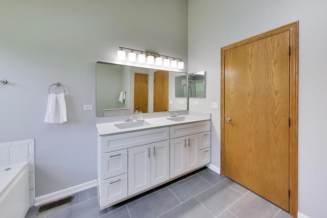 14106 Glenwood Court, Libertyville, IL 60048