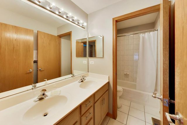 14106 Glenwood Court, Libertyville, IL 60048