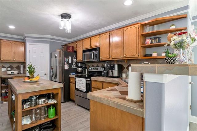 6707 SPRING HEAD Drive, Flowery Branch, GA 30542