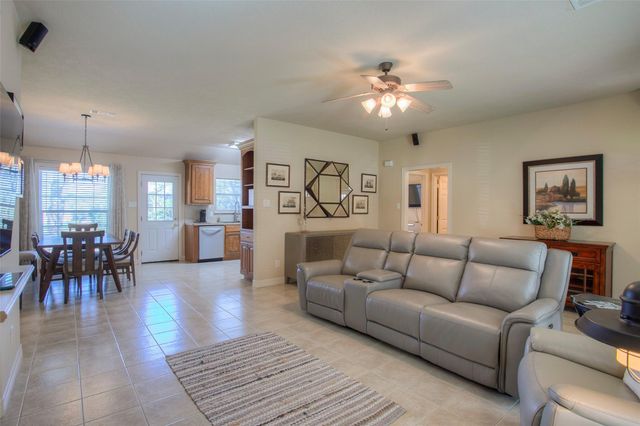 824 Cherry Hills Drive, Huntsville, TX 77340