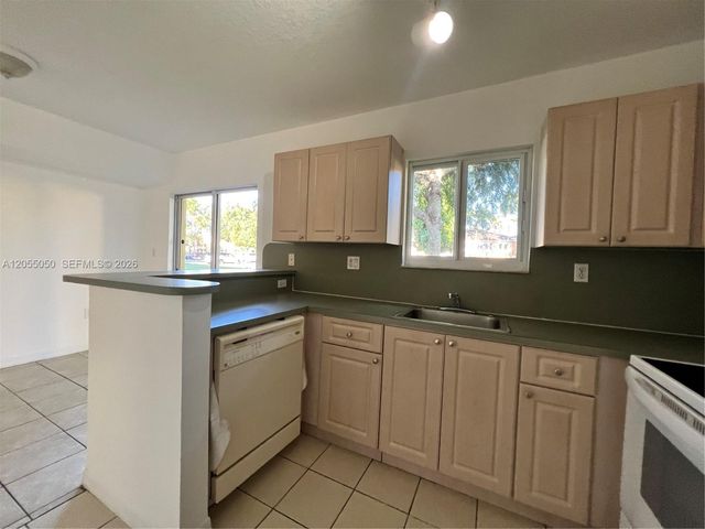 985 NE 33rd Ter 104, Homestead, FL 33033