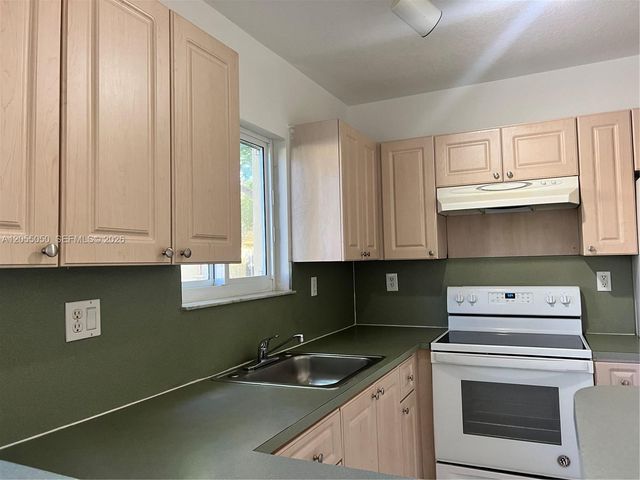 985 NE 33rd Ter 104, Homestead, FL 33033