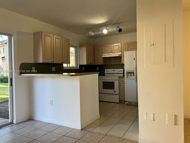 985 NE 33rd Ter 104, Homestead, FL 33033