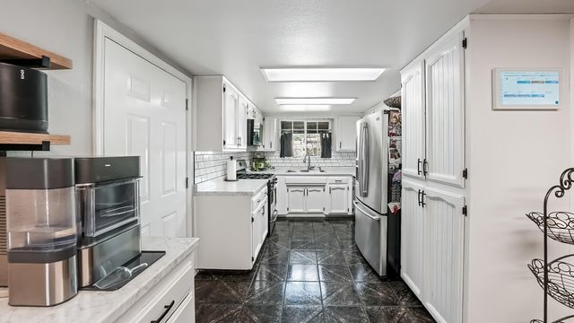 2419 E Vassar Avenue, Visalia, CA 93292