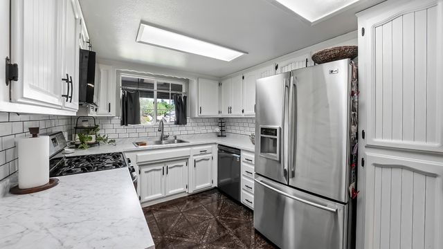 2419 E Vassar Avenue, Visalia, CA 93292