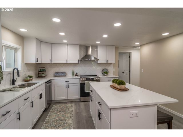 1052 RESTON Rd, Roseburg, OR 97471