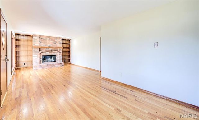 11954 Glenoak Drive, Maryland Heights, MO 63043