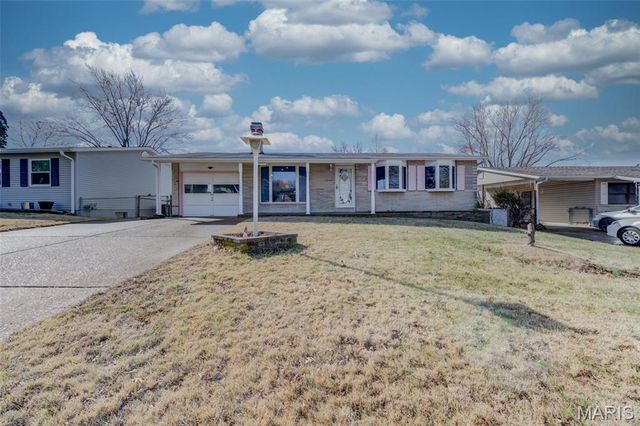 11954 Glenoak Drive, Maryland Heights, MO 63043