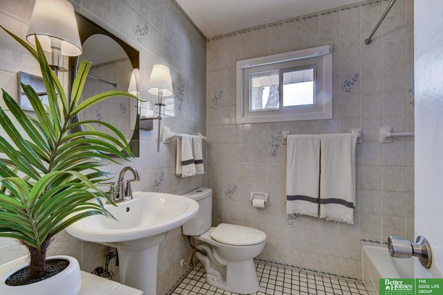 2206 S 46th Avenue, Omaha, NE 68106