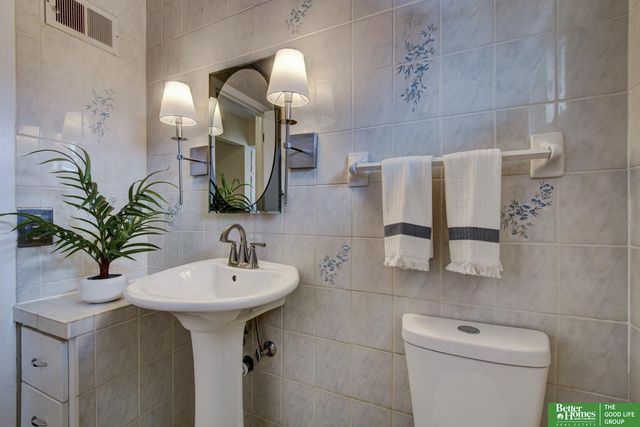 2206 S 46th Avenue, Omaha, NE 68106