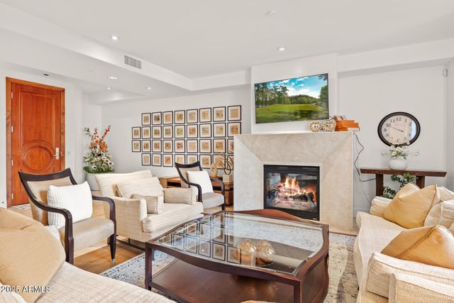 2402 E ESPLANADE Lane 204, Phoenix, AZ 85016