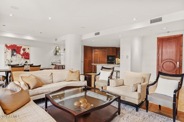 2402 E ESPLANADE Lane 204, Phoenix, AZ 85016