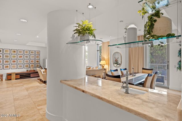 2402 E ESPLANADE Lane 204, Phoenix, AZ 85016