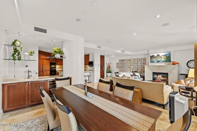 2402 E ESPLANADE Lane 204, Phoenix, AZ 85016