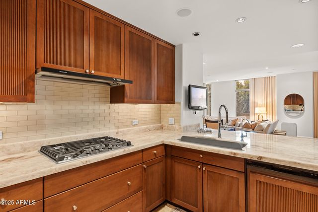 2402 E ESPLANADE Lane 204, Phoenix, AZ 85016