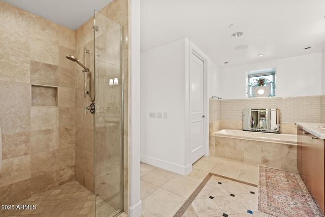 2402 E ESPLANADE Lane 204, Phoenix, AZ 85016