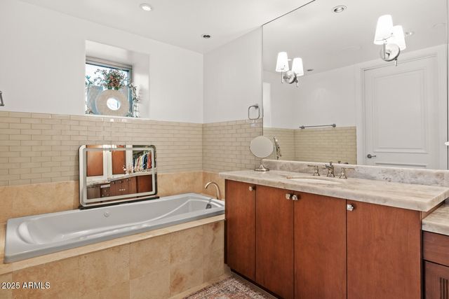 2402 E ESPLANADE Lane 204, Phoenix, AZ 85016