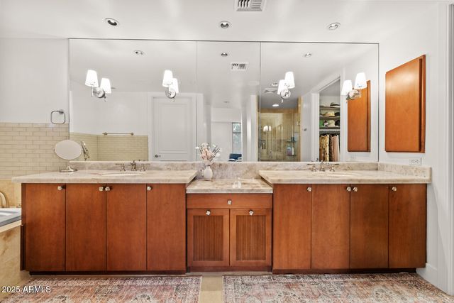 2402 E ESPLANADE Lane 204, Phoenix, AZ 85016