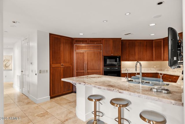 2402 E ESPLANADE Lane 204, Phoenix, AZ 85016