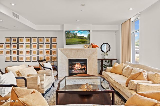 2402 E ESPLANADE Lane 204, Phoenix, AZ 85016