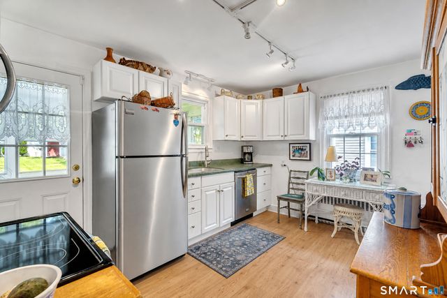 64 Meadowbrook Road, West Hartford, CT 06107