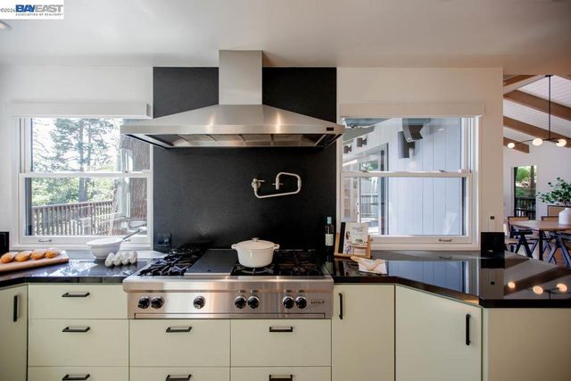 6540 Saroni Dr, Oakland, CA 94611