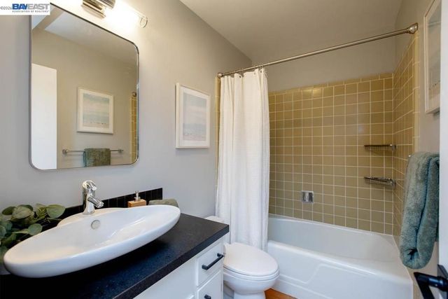 6540 Saroni Dr, Oakland, CA 94611