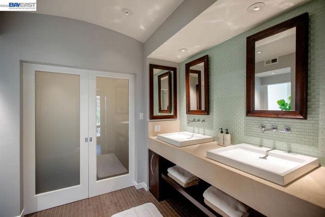 6540 Saroni Dr, Oakland, CA 94611