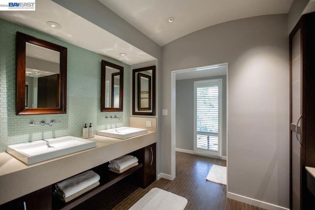 6540 Saroni Dr, Oakland, CA 94611