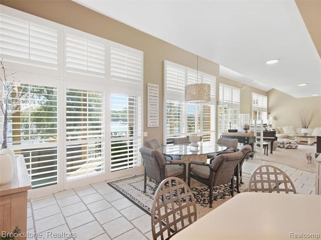 2613 Cove Bay Drive, Waterford, MI 48329