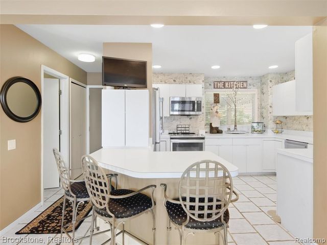 2613 Cove Bay Drive, Waterford, MI 48329
