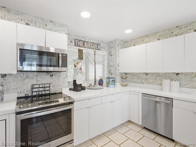 2613 Cove Bay Drive, Waterford, MI 48329