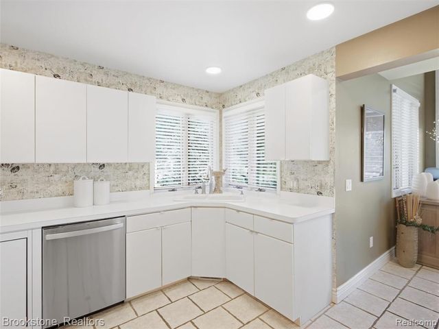 2613 Cove Bay Drive, Waterford, MI 48329