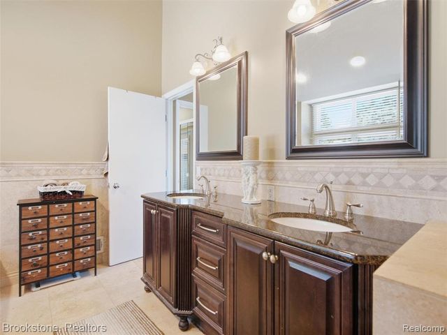 2613 Cove Bay Drive, Waterford, MI 48329