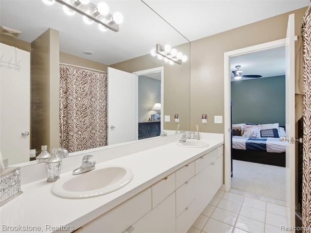 2613 Cove Bay Drive, Waterford, MI 48329