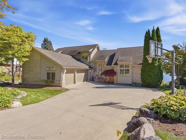 2613 Cove Bay Drive, Waterford, MI 48329