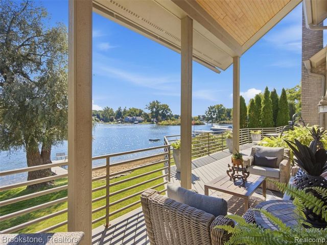 2613 Cove Bay Drive, Waterford, MI 48329