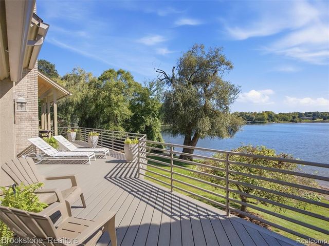 2613 Cove Bay Drive, Waterford, MI 48329