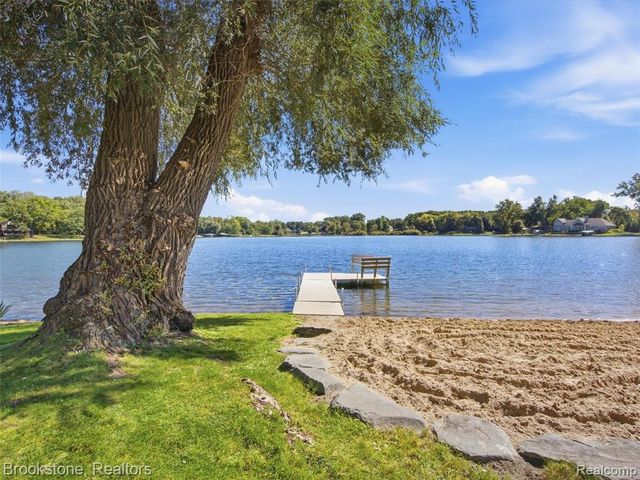 2613 Cove Bay Drive, Waterford, MI 48329