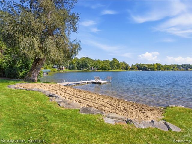 2613 Cove Bay Drive, Waterford, MI 48329