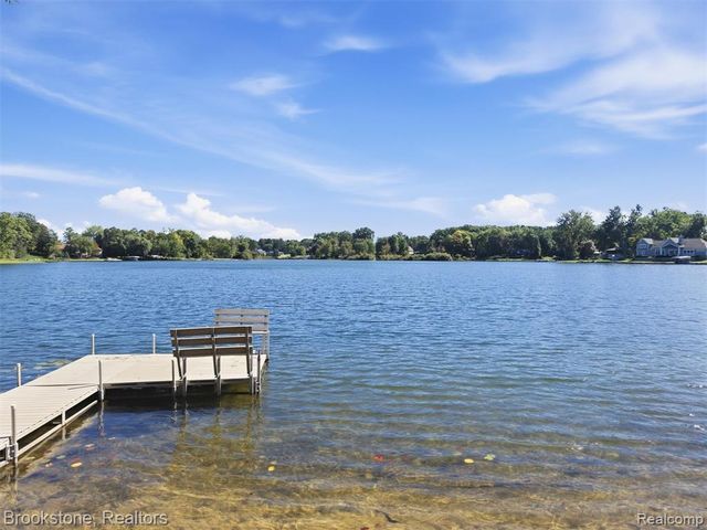 2613 Cove Bay Drive, Waterford, MI 48329